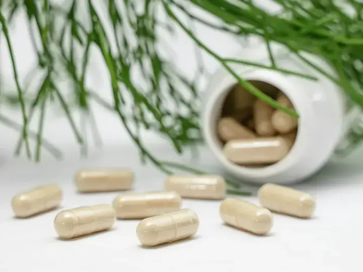 Kapseln neben einer geöffneten Dose