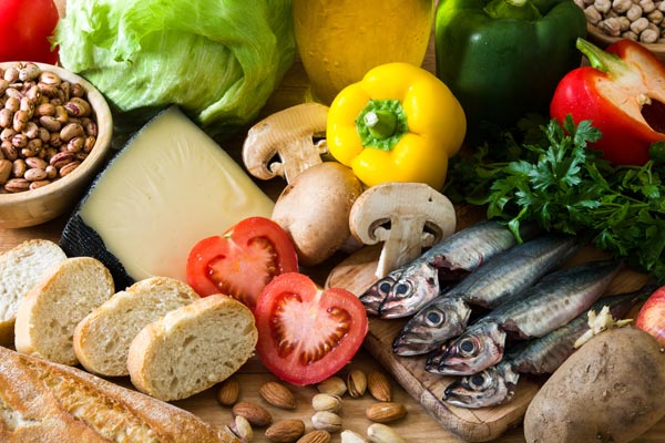 Besonders empfehlenswert bei Diabetes ist die mediterrane Kost, da sie reich an Gemüse, Fisch und gesunden Fetten ist.