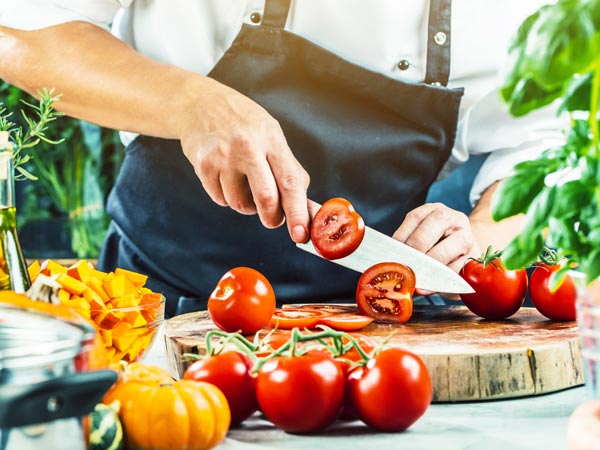 Eine ausgewogene Ernährung basierend auf: frischem Gemüse, Obst, Vollkornprodukten, pflanzlichen Ölen, Nüssen, mehr Fisch und weniger Fleisch sind gut zur Vorbeugung  eines Herzinfarkt