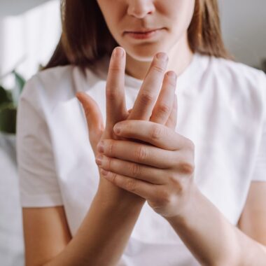 Warum betrifft Arthrose häufiger Frauen als Männer?