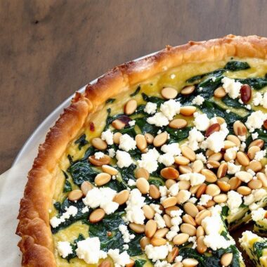 Saftige Mangold-Quiche mit Feta und Pinienkernen Saftige Mangold-Quiche mit Feta und Pinienkernen