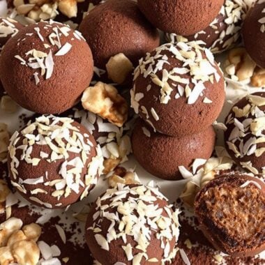 Schoko-Walnuss-Dattel-Bällchen mit Superfood-Power Schoko-Walnuss-Dattel-Bällchen mit Superfood-Power